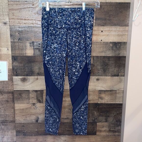 Athleta Sandstone Salutation Tight Mesh Cut Out
Athletic Workout Leggings - Picture 2 of 8